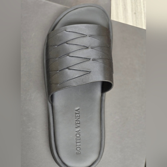 Bottega Veneta Black Leather Flip Flops - Picture 4 of 6